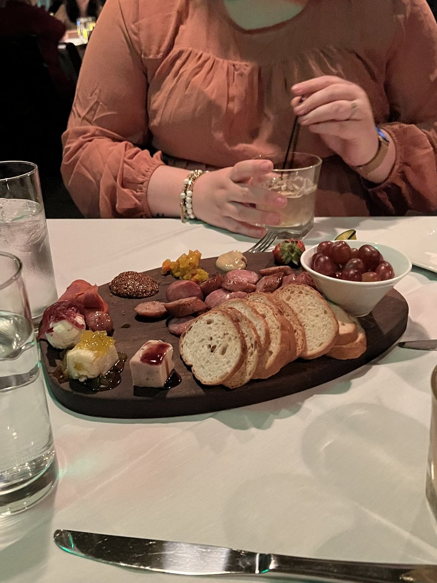 BarelyAshley's tweet photo. The. Best. Food. #FlightMemphis https://t.co/6GiAhVoMZM