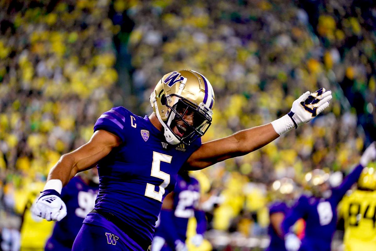 CFBKings's tweet photo. WASHINGTON TAKES DOWN #6 OREGON 37-34. 🐺 https://t.co/jliXUAcsyp