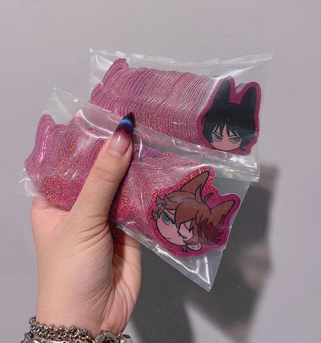 printed childe and scaramouche stickers to hand out at anyc :) if anyone wants them stop by and i'll give you one!! 