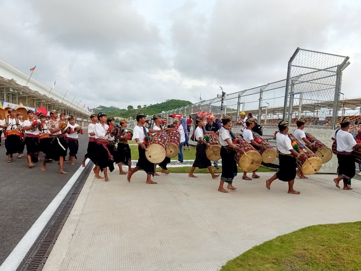 lombok_friendly's tweet photo. Gendang Beleq, siap mendunia!
Final Race WSBK Mandalika 2022 Dibuka dengan Aktraksi Kesenian Gendang Beleq dan Disiarkan Live Seluruh Dunia. #idnworldsbk #WSBKMANDALIKA #wsbk2022 https://t.co/T1kWx4sJe2