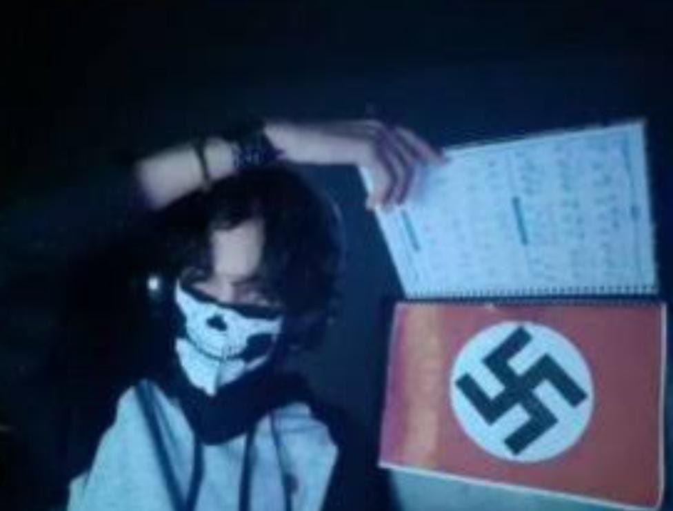 doxxcat's tweet photo. Nazismo, crueldade com animais, etc.
Os dados do rapaz estão abaixo, para quem quiser chamar ele no WhatsApp.
Segue o fio. 🧶 https://t.co/GJc19wqCUC