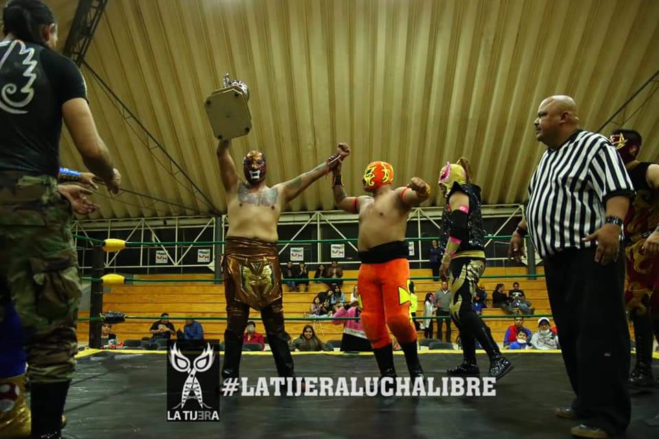LaTijeraLucha's tweet image. En el torneo por la #CopaCM, es para el joven #Carroñero que supo aprovechar su peso y atacar en el momento exacto en la recta final dio cuenta de #Obelyus, en el certamen también participaron #AngelSatanicoJr, #PanteraIJr, #PrincipeArian, #MarioBross, #JuventudEterna...