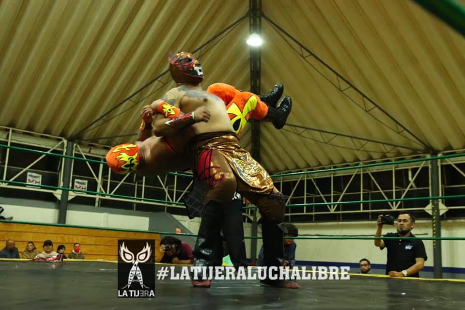 LaTijeraLucha's tweet image. En el torneo por la #CopaCM, es para el joven #Carroñero que supo aprovechar su peso y atacar en el momento exacto en la recta final dio cuenta de #Obelyus, en el certamen también participaron #AngelSatanicoJr, #PanteraIJr, #PrincipeArian, #MarioBross, #JuventudEterna...