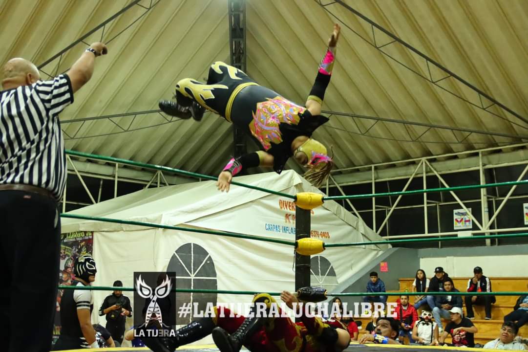LaTijeraLucha's tweet image. En el torneo por la #CopaCM, es para el joven #Carroñero que supo aprovechar su peso y atacar en el momento exacto en la recta final dio cuenta de #Obelyus, en el certamen también participaron #AngelSatanicoJr, #PanteraIJr, #PrincipeArian, #MarioBross, #JuventudEterna...