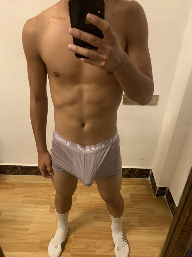 ming31665758's tweet photo. 好照片憋着不发是会被姐姐们嫌弃的不是吗，主页有联系方式，姐姐们可以私信我 https://t.co/aPqnb8MIK5