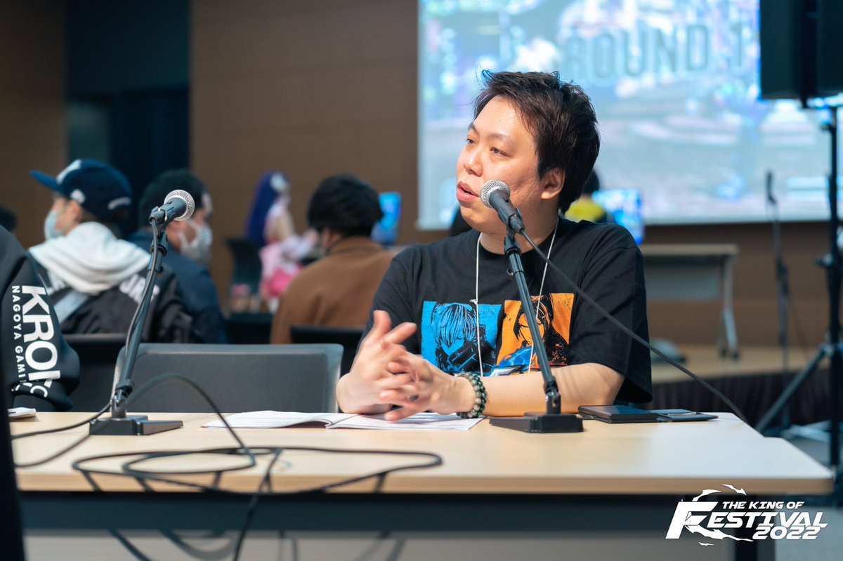 KOFesGaming's tweet photo. ◤￣￣￣￣￣￣￣￣◥
✨#KOFes 開催中✨
◣＿＿＿＿＿＿＿＿◢ 

白熱した試合を支えてくれているのはこちらの方々‼️

@bon_kof
@fan197rio
@abao014

今回は様々な方が実況解説者としてKOFesを盛り上げてくれています🌟

▼生配信はこちら▼
https://t.co/zWgn29W44X https://t.co/2UItP1Fim8