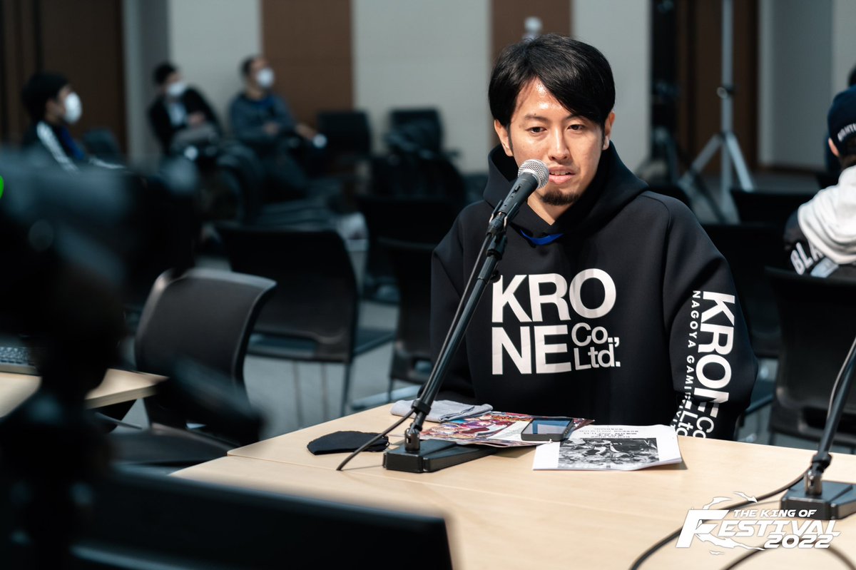 KOFesGaming's tweet photo. ◤￣￣￣￣￣￣￣￣◥
✨#KOFes 開催中✨
◣＿＿＿＿＿＿＿＿◢ 

白熱した試合を支えてくれているのはこちらの方々‼️

@bon_kof
@fan197rio
@abao014

今回は様々な方が実況解説者としてKOFesを盛り上げてくれています🌟

▼生配信はこちら▼
https://t.co/zWgn29W44X https://t.co/2UItP1Fim8