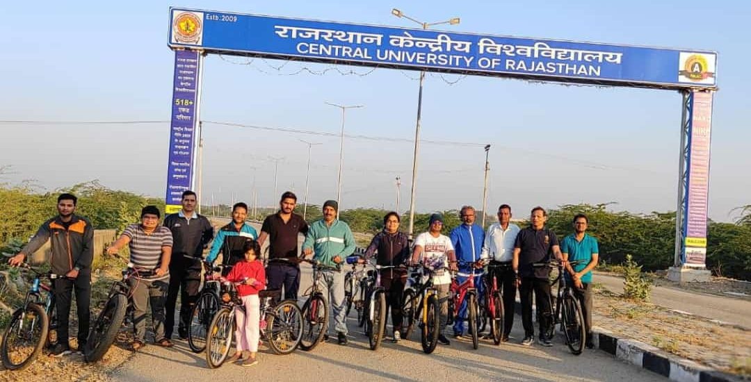 rsrewar's tweet photo. टीम curaj द्वारा विवि. परिसर में सुबह की साइकिल सैर, माननीय कुलपति महोदय प्रोफेसर आनंद भालेराव जी का हार्दिक आभार🙏🙏
#पहलासुखनिरोगीकाया https://t.co/vC8FWwrbSE