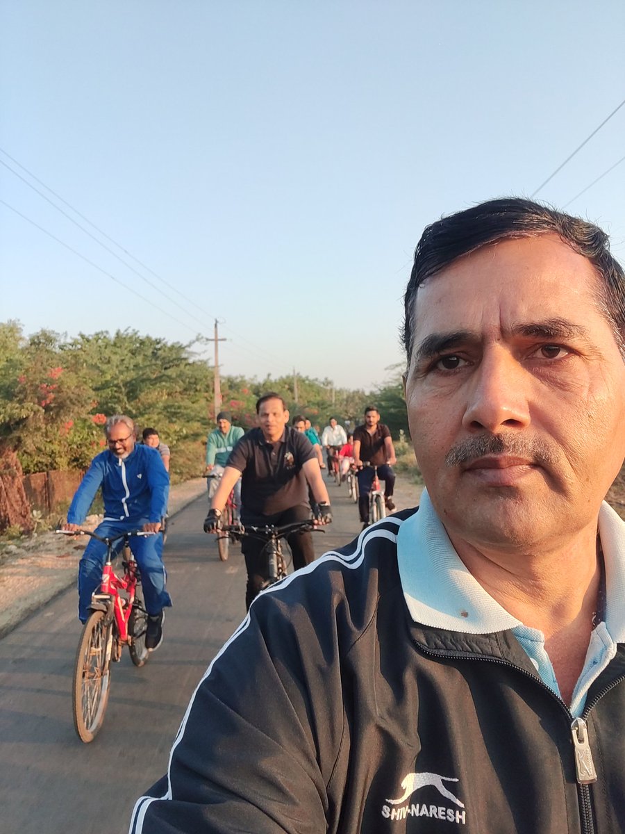 rsrewar's tweet photo. टीम curaj द्वारा विवि. परिसर में सुबह की साइकिल सैर, माननीय कुलपति महोदय प्रोफेसर आनंद भालेराव जी का हार्दिक आभार🙏🙏
#पहलासुखनिरोगीकाया https://t.co/vC8FWwrbSE