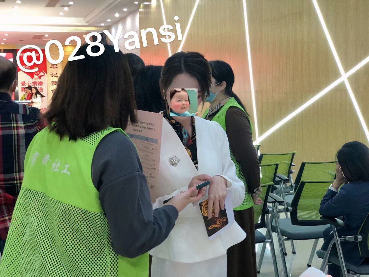 028Yansi's tweet photo. 各位买原的小哥哥，本人照片已经打码了，我是完全理解足控，希望不要涉及生活，感谢！原味冬天卖得少，因为冬天不出汗没什么味道了！#成都丝袜 #成都线下  #成都女王  不线下只快递或者同城跑腿 https://t.co/wExSrqKYOE