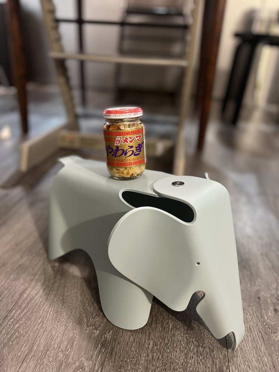 31883Three's tweet photo. やわらぎ手に入れたかめぇ
動物がいたので一緒に📷
#亀山村 #ベリロン #vitra #EamesElephant #Eames https://t.co/Q3Kbu268rE