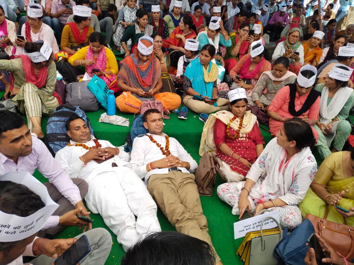 NavalSi11153221's tweet photo. श्री @PSKhachariyawas
जी आपके आश्वासन के बाद हम सब घर गए थे,लेकिन हमारे भाई बहनों को अभी तक भी माननीय मुख्यमंत्री श्री @ashokgehlot51
जी से ऐसा कोई व्यक्तव्य नही मिला है कि 85 हजार आवेदनकर्ता तृतीय श्रेणी अध्यापकों को संतुष्टि मिलें..?.
#3rdG_Pray4Transfer
#Gahlot_Thanks4OPS https://t.co/416wlKUsWe