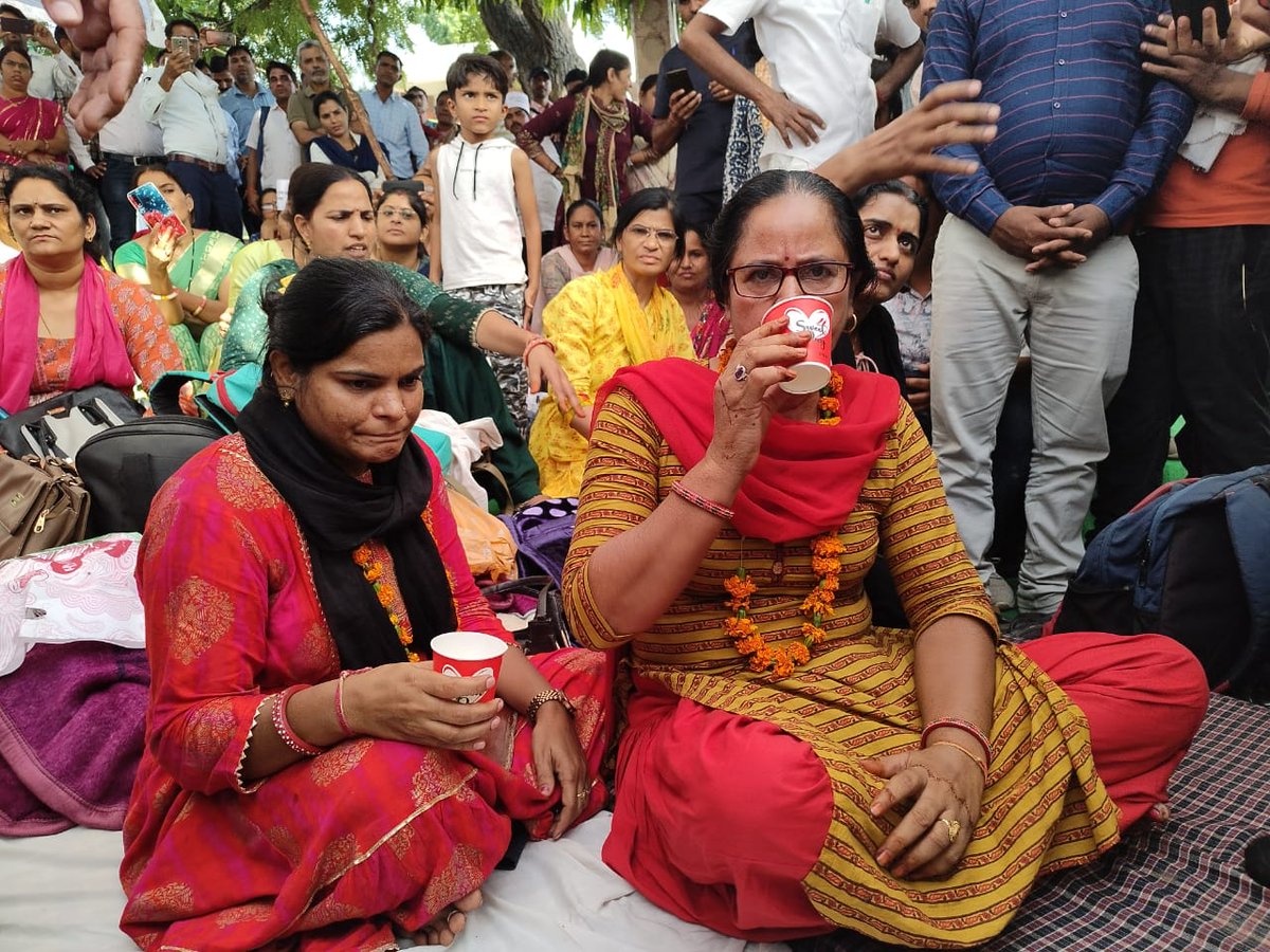 NavalSi11153221's tweet photo. श्री @PSKhachariyawas
जी आपके आश्वासन के बाद हम सब घर गए थे,लेकिन हमारे भाई बहनों को अभी तक भी माननीय मुख्यमंत्री श्री @ashokgehlot51
जी से ऐसा कोई व्यक्तव्य नही मिला है कि 85 हजार आवेदनकर्ता तृतीय श्रेणी अध्यापकों को संतुष्टि मिलें..?.
#3rdG_Pray4Transfer
#Gahlot_Thanks4OPS https://t.co/416wlKUsWe
