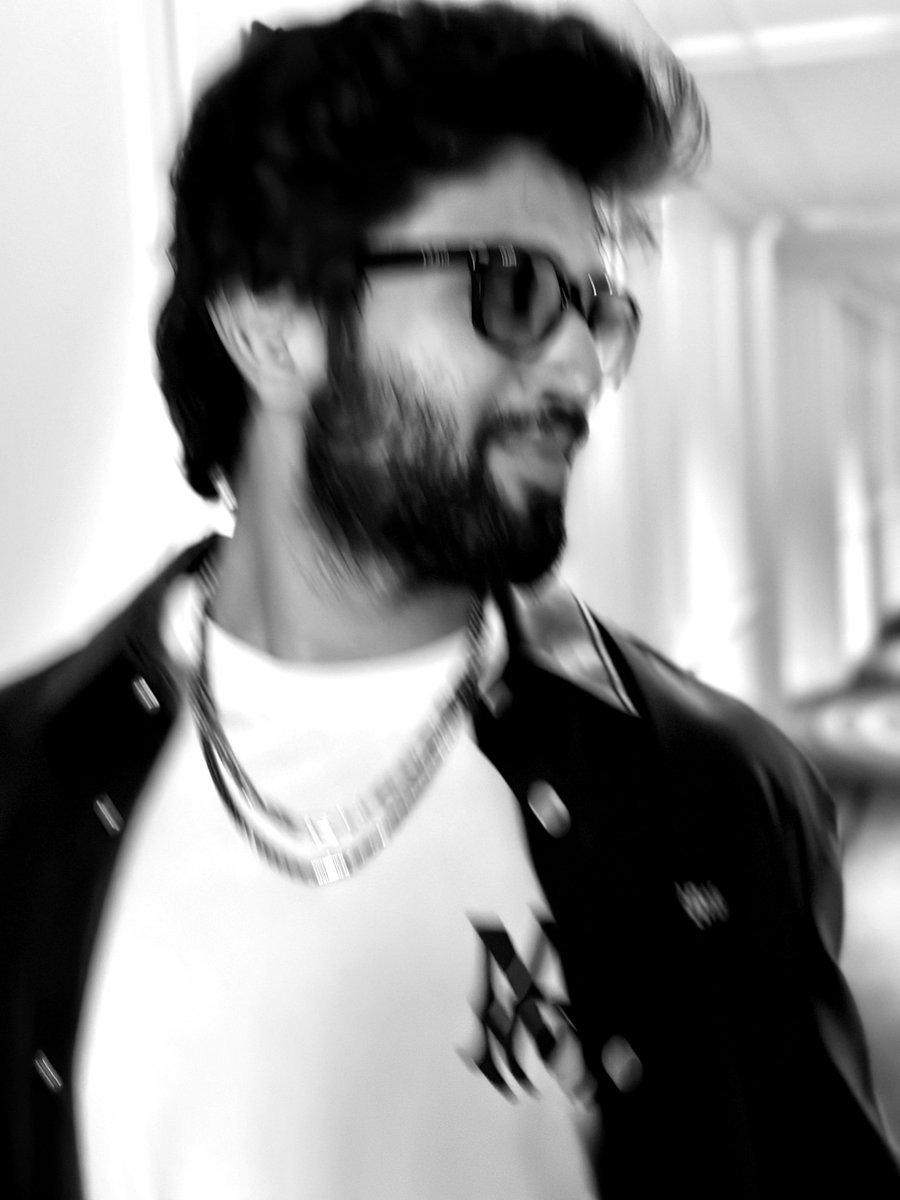 rowdy_himu's tweet photo. @TheDeverakonda 's blurry pictures are so beautiful >>> 
🥺🤌❤
#VijayDeverakonda https://t.co/jevkck19Kf