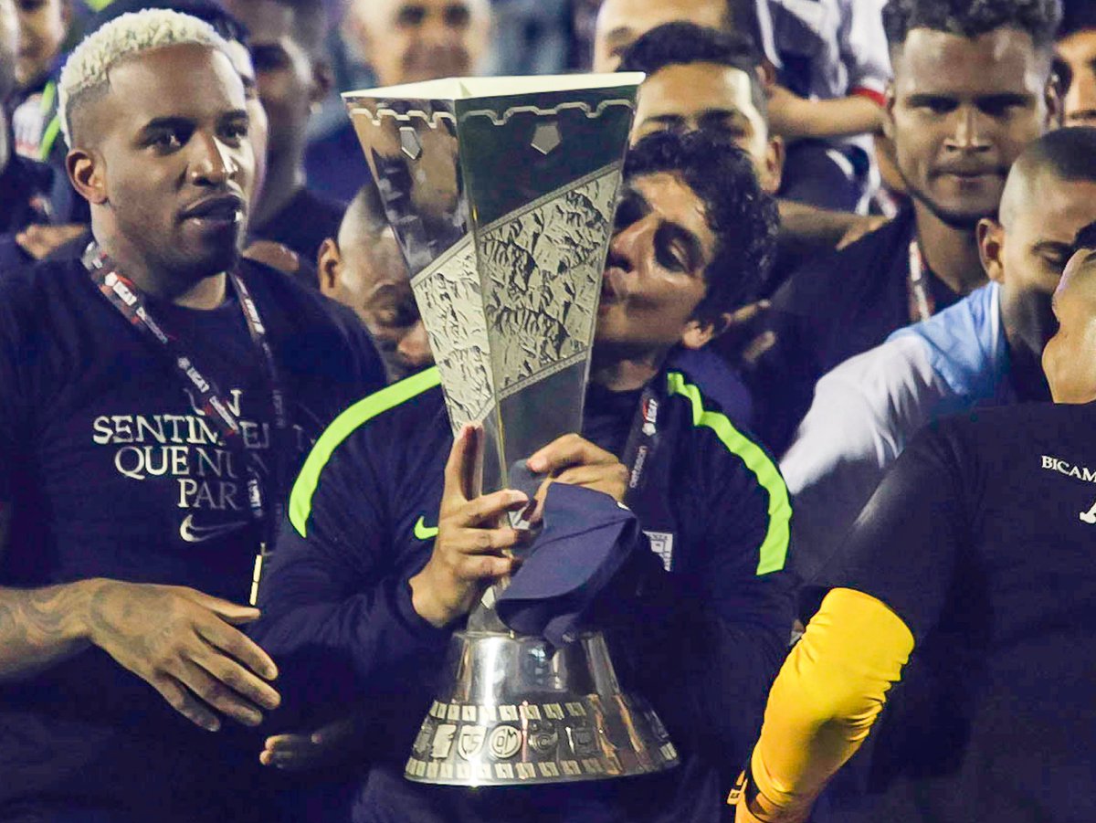 Liga1TeApuesto's tweet photo. ¡𝐄𝐧 𝐞𝐥 𝐜𝐨𝐫𝐚𝐳ó𝐧 𝐝𝐞𝐥 𝐩𝐮𝐞𝐛𝐥𝐨! ✨

Tomó las riendas de @ClubALoficial y lo sacó campeón. El 'Chicho' Salas y un 2022 inolvidable. 

#UnaLigaParaTodos https://t.co/xgotcWEIYw