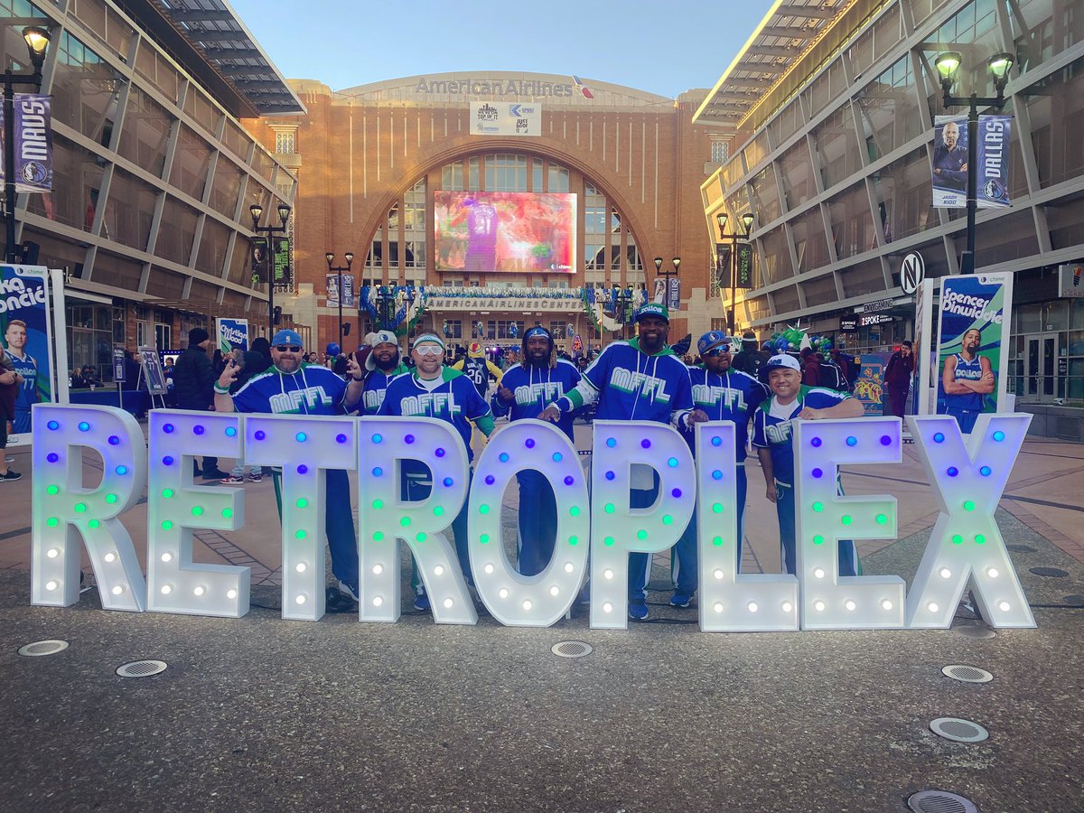 bigtallrob's tweet photo. Incredibly Fun night going back in time with our Mavs! #Maniaacs #MFFL #RETROPLEX 
@dallasmavsshop with the 🔥🔥🔥 https://t.co/J3ERNogzln