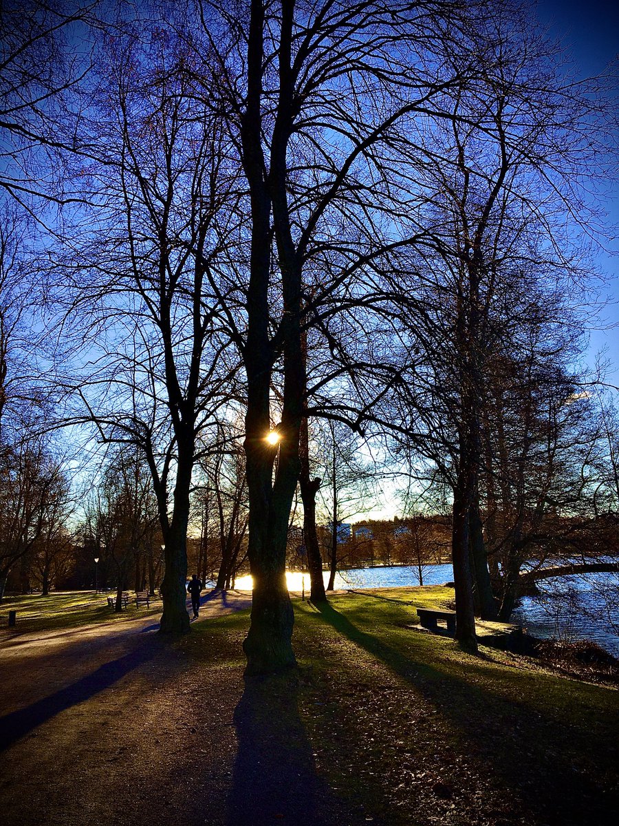 Rauhallista pyhäpäivää kaikille ja isänpäivää 💙🤍 #Isänpäivä #FathersDay 🇫🇮