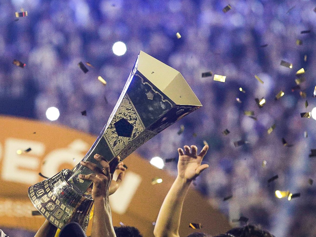 Liga1TeApuesto's tweet photo. ¡𝐋𝐚 𝐜𝐨𝐩𝐚 𝐞𝐧 𝐭𝐨𝐝𝐨 𝐥𝐨 𝐚𝐥𝐭𝐨 𝐝𝐞𝐥 𝐀𝐥𝐞𝐣𝐚𝐧𝐝𝐫𝐨 𝐕𝐢𝐥𝐥𝐚𝐧𝐮𝐞𝐯𝐚! 🏆

#UnaLigaParaTodos https://t.co/mhc1HZ5ASf