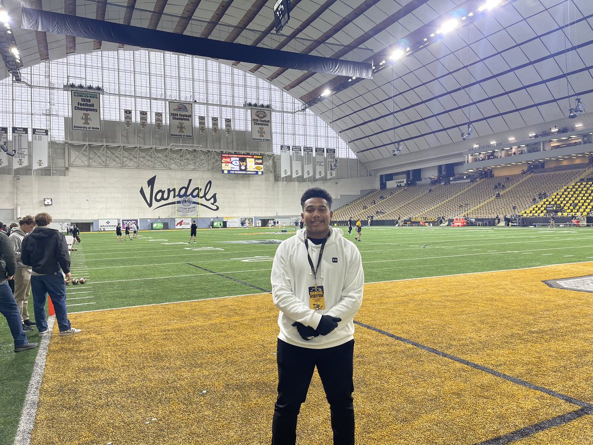 Thank you <a href="/VandalFootball/">Idaho Football</a> for having me up there tonight and showing me around the facilities! <a href="/Cen10FB/">Centennial Football</a> @CoachRovig <a href="/Coach_Eck/">Jason Eck</a>