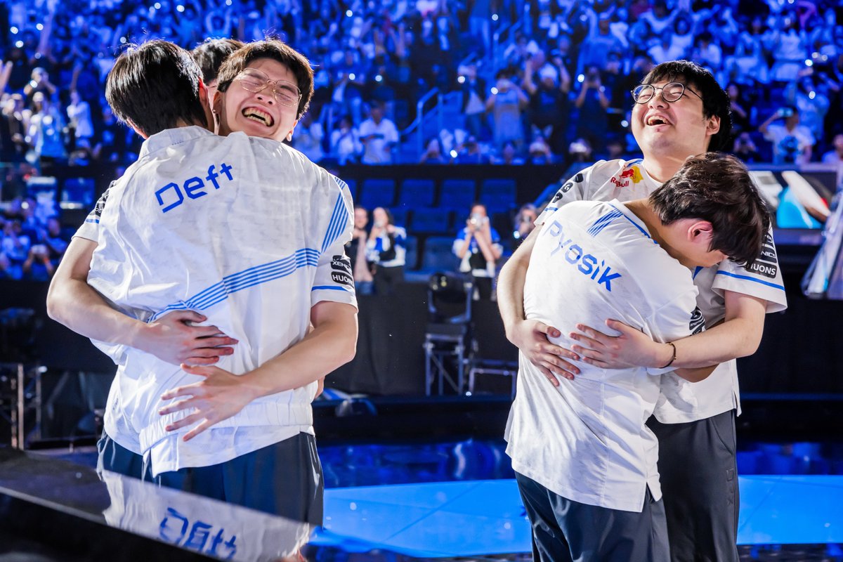 lolesports's tweet photo. Already one week ago... #Worlds2022 https://t.co/USXPGbZ7F7
