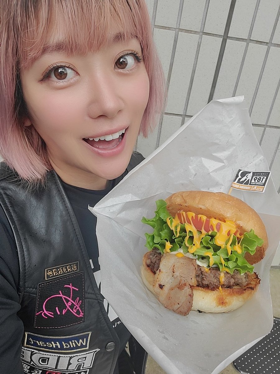 kunitomo_aika's tweet photo. BIG ONEのハンバーガー！RIDE仕様🍔
ボリューム凄いし美味しかったーーー🧡
@ride100100 @ride189 https://t.co/cOTqZ4Ltxp