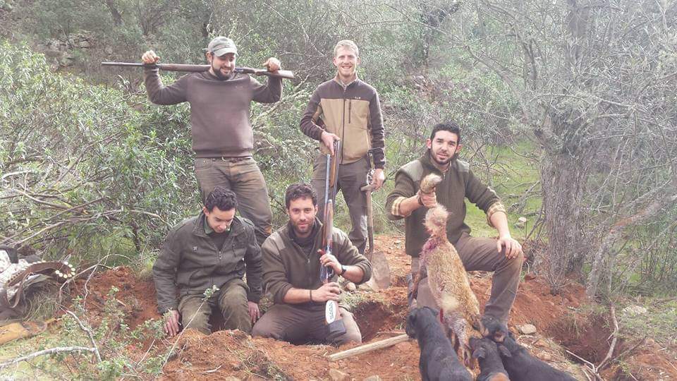 paremoslacaza's tweet photo. Hoy tarados y descerebrados están matando a miles de animales. 
Es un peligro para nuestra sociedad que haya tantas personas como estas portando armas. 
Por increíble que os parezca, la caza es apoyada por todos los partidos políticos que están en el Congreso de los Diputados. https://t.co/PlzhNYmR2h