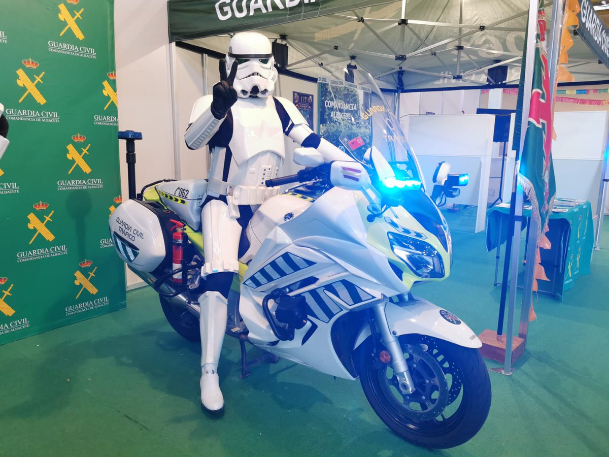 guardiacivil_ab's tweet photo. Hace unos minutos hemos tenido en nuestro stand de #ALBATOY una visita interestelar, nada más y nada menos que algunos de los personajes de la Guerra de las Galaxias (STAR WARS). Después de compartir un rato con los humanos han vuelto al planeta #Dantooine https://t.co/nrefFjZpPA