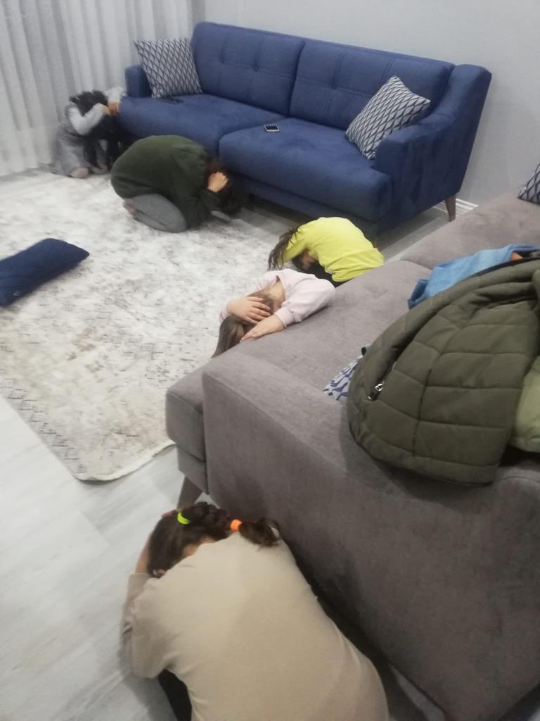 SehitBorsa's tweet photo. AFAD tarafından eş zamanlı Türkiye Geneli gerçekleştirilen ÇÖK-KAPAN-TUTUN Deprem Tatbikatına okulumuz öğrencileri katılım sağlamışlardır. @ispartamem @ErhanBaydur1 https://t.co/KYNg07zQqc