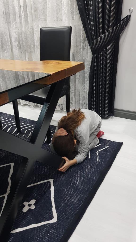 SehitBorsa's tweet photo. AFAD tarafından eş zamanlı Türkiye Geneli gerçekleştirilen ÇÖK-KAPAN-TUTUN Deprem Tatbikatına okulumuz öğrencileri katılım sağlamışlardır. @ispartamem @ErhanBaydur1 https://t.co/KYNg07zQqc