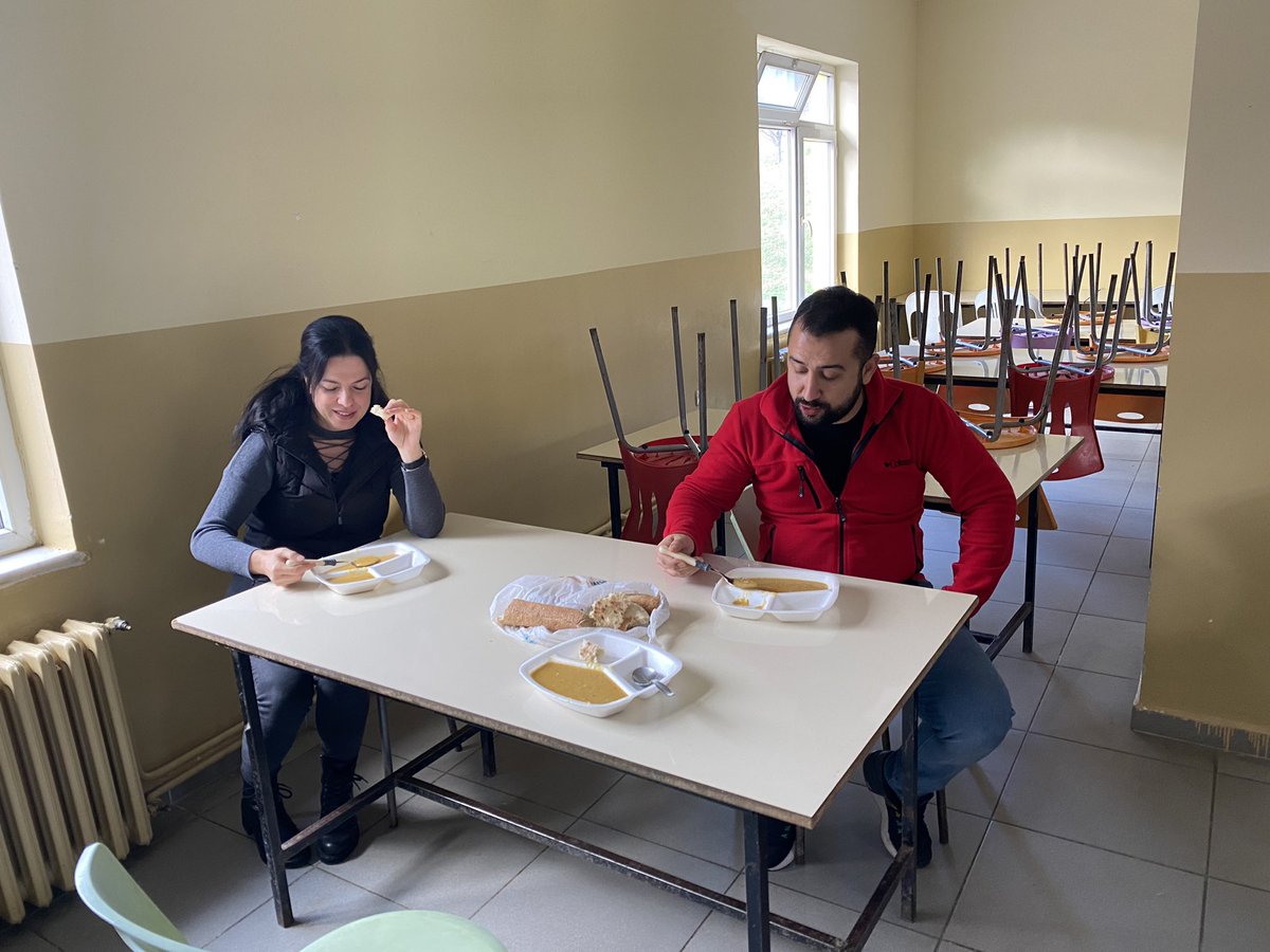 Kursa gelen öğrencilerimizin simitleri idareden, içlerini ısıtan sımsıcak çorbaları Mustafa öğretmenimizden. 🤗 

Mutluluk, Gölalan İmam Hatip Ortaokulu çatısı altında. 🤗