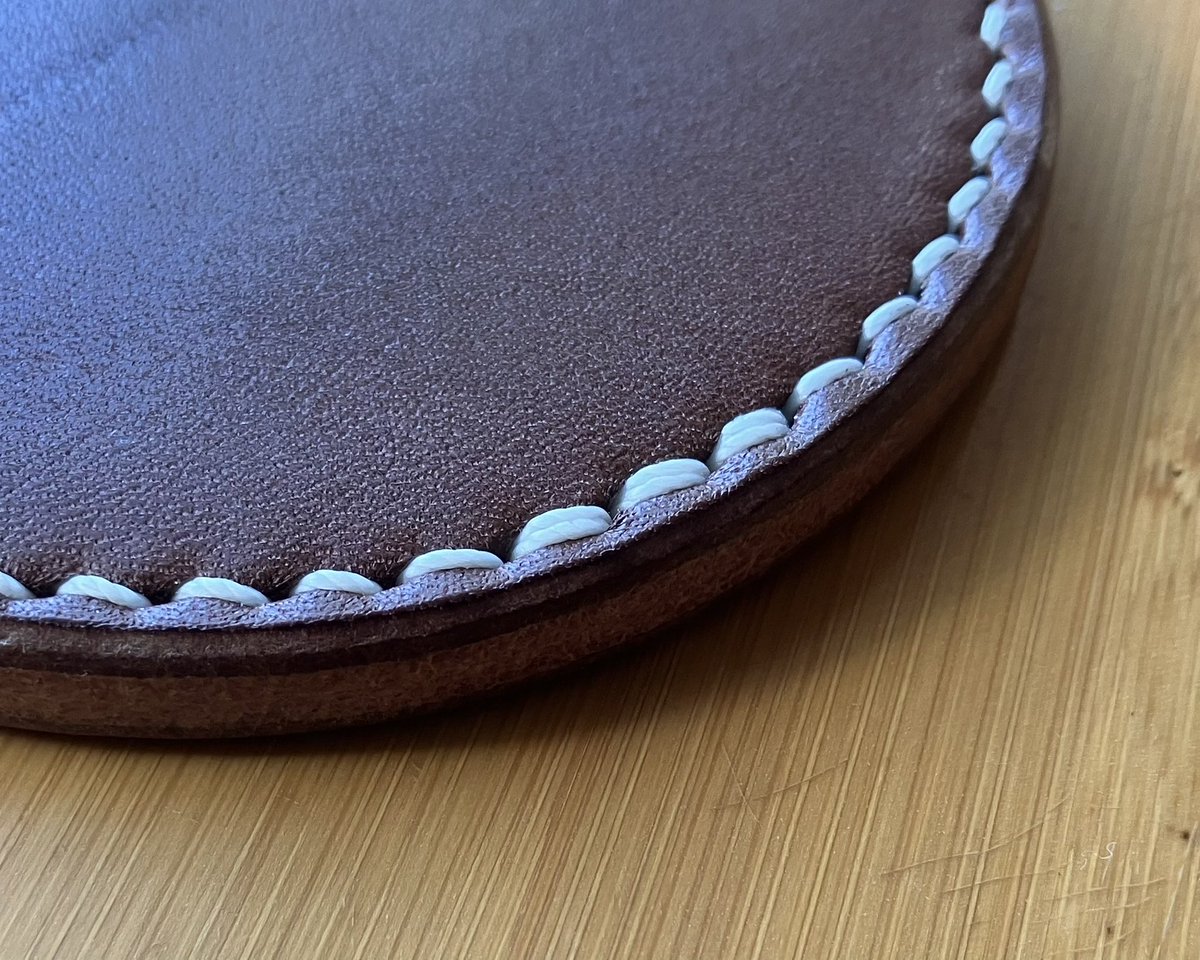 t4hzoo's tweet photo. 縫いの練習
少しは上達した気がする
#レザークラフト #ハンドメイド 
#leathercraft #handmade https://t.co/CmpIHENqEK