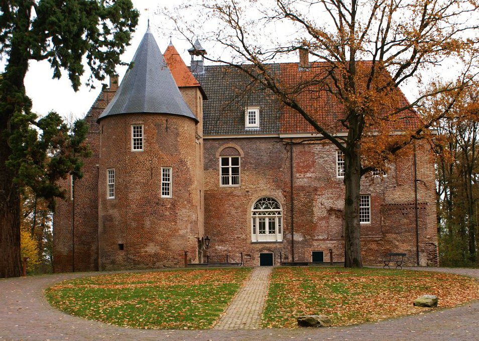 dutchbuildings's tweet photo. "Kasteel Nederhemert" is a castle in #Nederhemert (Gelderland). It was built in the 14th century. https://t.co/4OZ8Cr9fVe