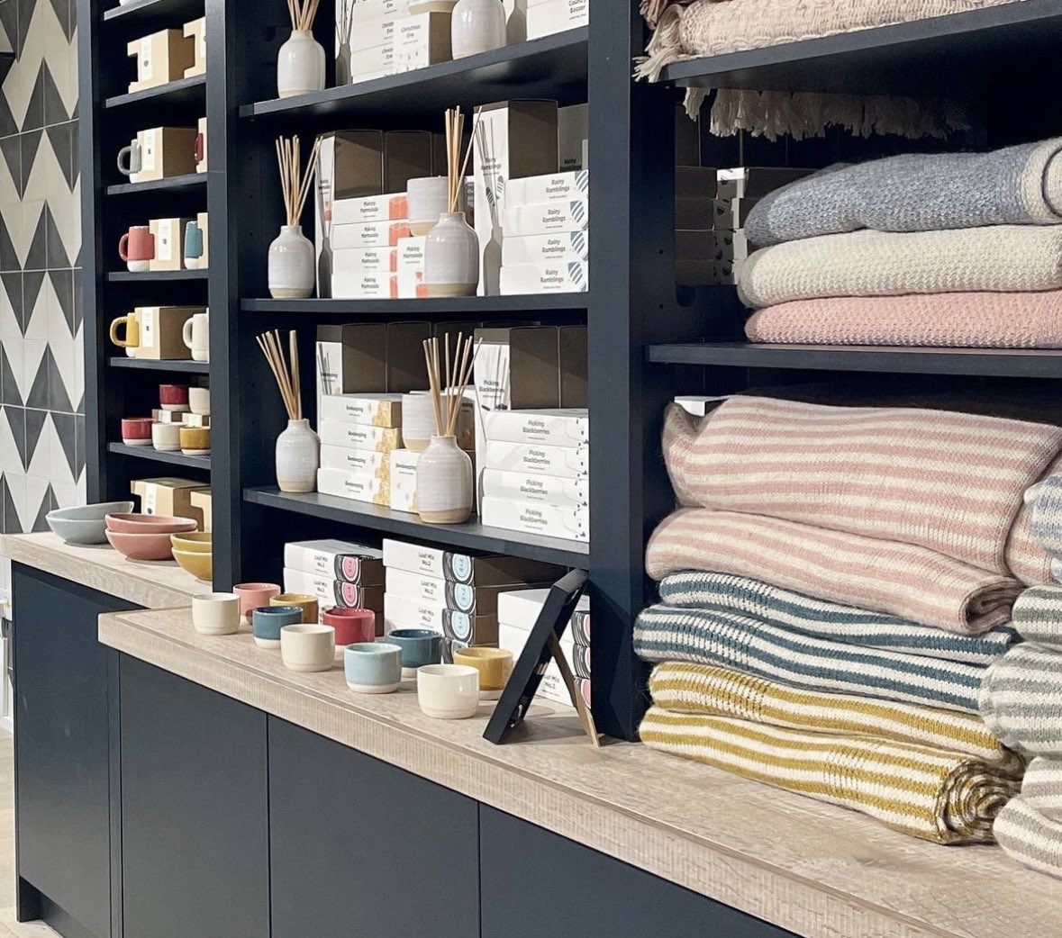 Clements08's tweet image. A flexible home wares display for our client @loafhome  #joinery #shopfitting #retaildisplay #engineredoak #clements #shopfit #farrowandball #shelving  #retail