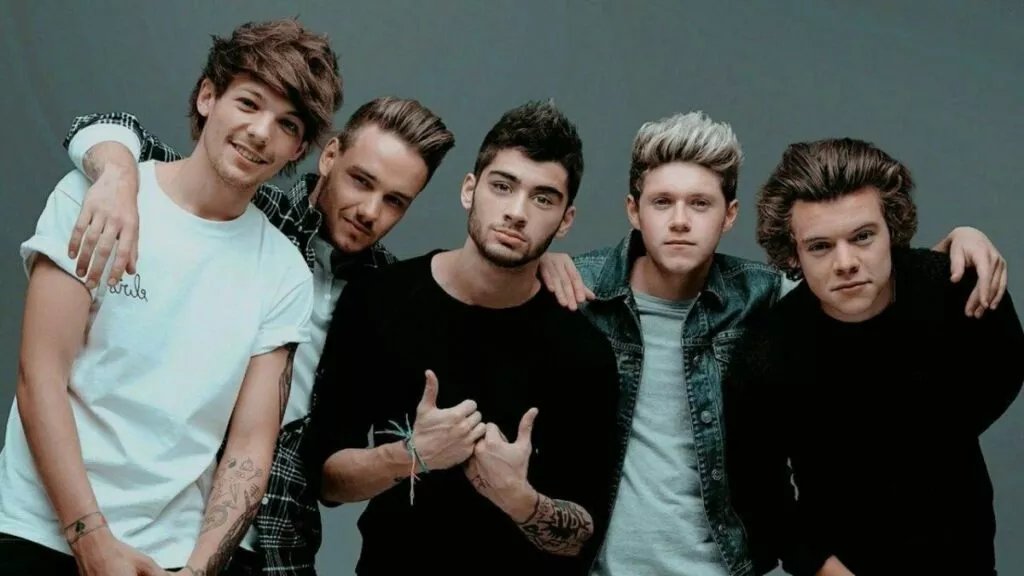 Can we get 1K replies here? I vote for #OneDirection (@onedirection)'s 'Story Of My Life' (2013) as the best performance in the history of AMAs! #AMAsFanFavorite