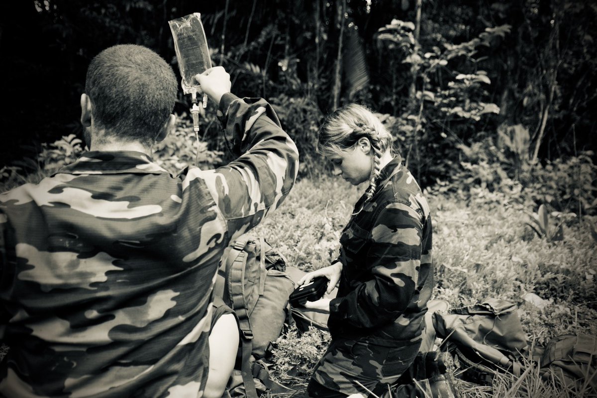 Belgian_Army's tweet image. Dans cet environnement complex et rustique, Sp Med été déterminé sur 2 axes.
Intégré au sein des Elm sanitaires 🇫🇷  #CEFE, un médecin et une infirmière urgentistes 🇧🇪 avec le maximum d’autonomie possible afin de limiter au maximum l'impacte des soins sur les moyens locaux .