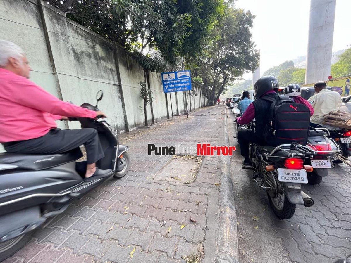 Footpaths are not meant for two-wheelers, but it’s Pune. Anything is possible. #PuneTimesMirror lensman captures commuters riding on the pavement and violating the rule. Where are is @PuneCityTraffic, we are wondering! 

#trafficviolation 
#punetraffic 
#footpath 
#trafficrules