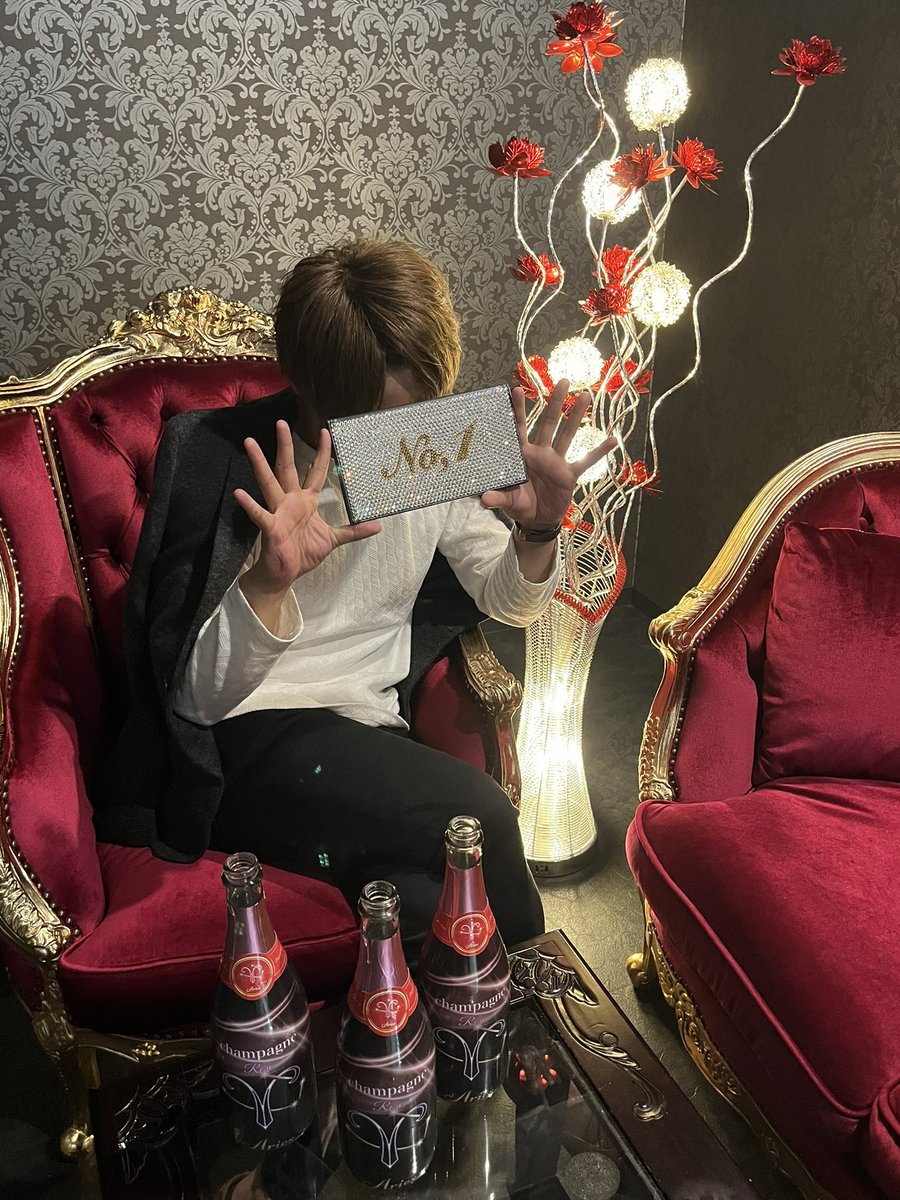Aries_Omiya's tweet photo. 11月12日のラスソンは社長でした！

オリロゼ2本‼️パイレーツシャンコ‼️

最近人も多くシャンコの勢いが凄まじいと感じました✨

他のテーブルでもシャンパンほんとにありがとうございます‼️🥰

それではまたアリーズで皆様をお待ちしております✨

 #ホストル求人
 #大宮ホスト https://t.co/pzSCnjjPG2