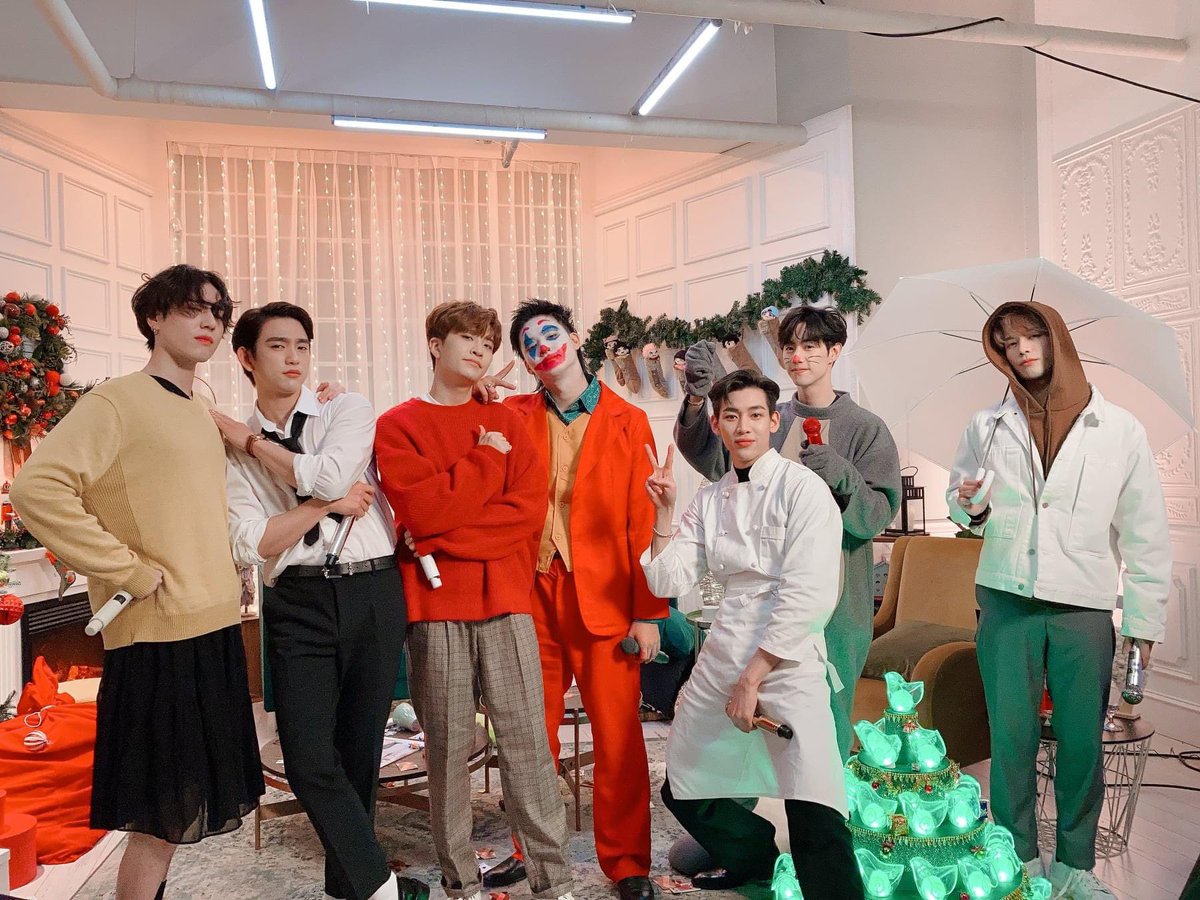 rosebosehose's tweet photo. 🎄 Christmas Giveaway 🎄

I will be giving away 
✨2  X #BAMBAM Ribbon albums
✨1 X #GOT7 call my name album
✨1 X spinning top tour Merch ( hat and t-shirt) 

Entry:
1. Follow me
2. Retweet this
3. Comment which one 

 🎁 4 WINNERS 🎁 
🌍  WORLDWIDE 🌍 
Closes 1st of December https://t.co/DWSm0FBcxz