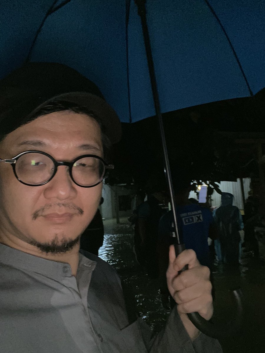 It’s been two days since I got soaked in a flood visit and my shoes still aren’t dry. I’m just lucky it was just my shoes and not my home. All the same, people have puzzled over why I’m walking around with the cheapest of kedai runcit flip-flops. Take care this November you all.