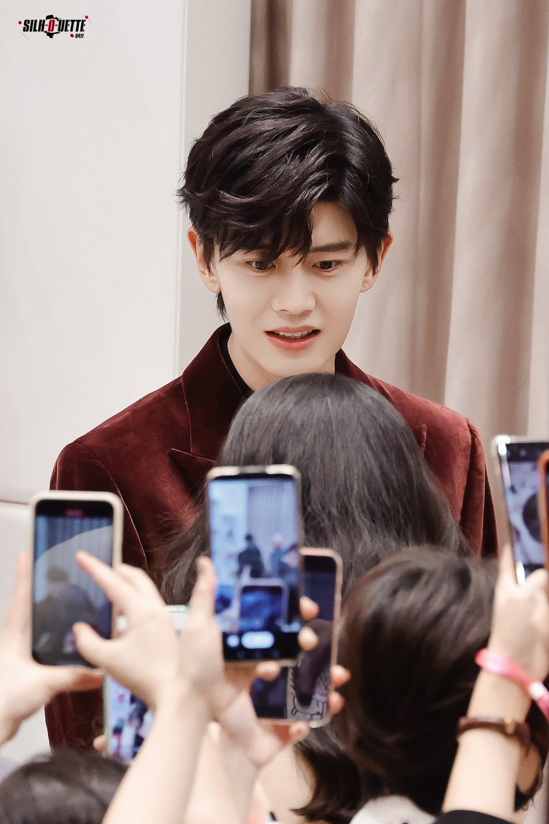 RenJiaLun_SG's tweet photo. 13/11/2022 Jialun at Roger Vivier shop in Shenzhen.
#任嘉伦Allen #AllenRenJiaLun #AllenRen #RenJiaLun #任嘉伦 #เหรินเจียหลุน #RenGuoChao #chinaactor #chinesecelebrity #chinesedrama #chineseactor #任国超 #RogerVivier https://t.co/znKJSHRD8N
