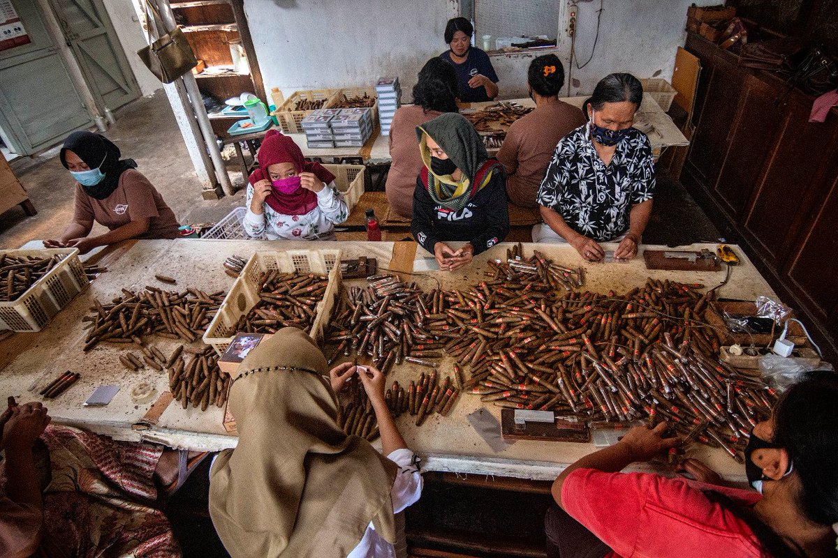 rokok_indonesia's tweet photo. Pabrik cerutu Rizona di Temanggung.
Produk cerutunya yg terkenal, Kenner Bollero, Kenner King, dan Havana Extra Fine.
Senang Roki bisa melihat proses produksinya.
Temanggung pride.
Salam sebat. https://t.co/frh932T6KK