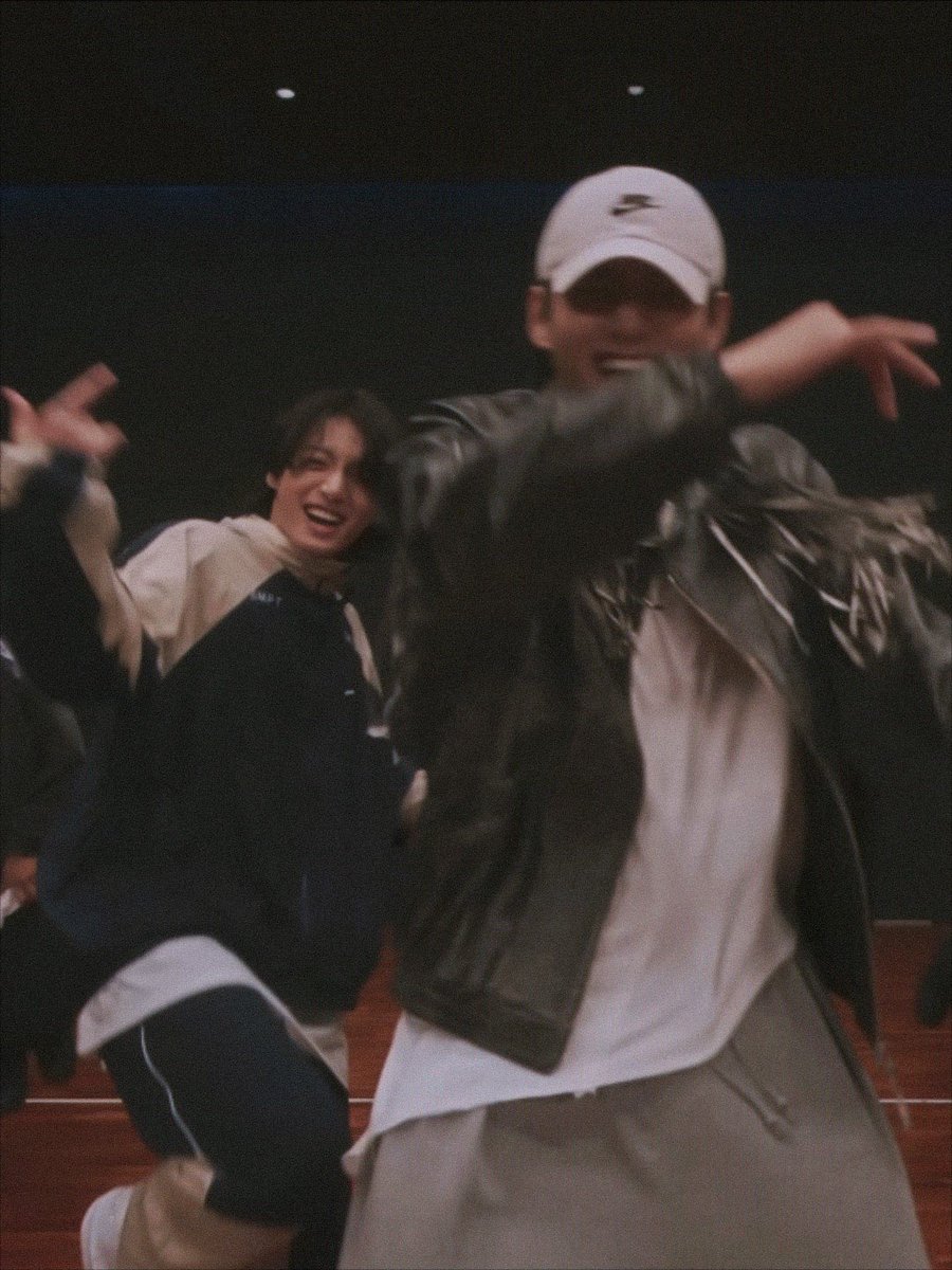 kookvtwins's tweet photo. this shot ♡ https://t.co/iDGFWuindA