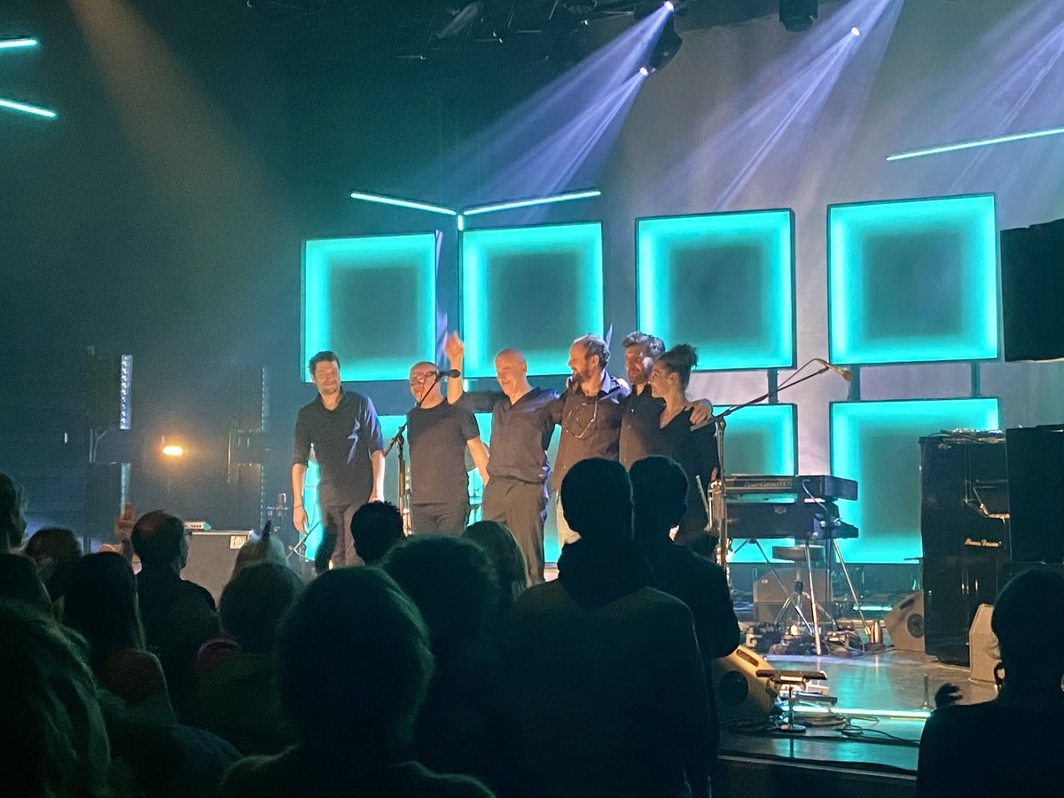 Vendredi soir bien caché au cœur des Landes, près de 2h, 25 titres. Une belle générosité dès la 1ere date de la tournée de #DominiqueA et une complicité bien présente. Et comme toujours super son et de belles lumières au rendez-vous. Tout est prêt pour une tournée réussie.