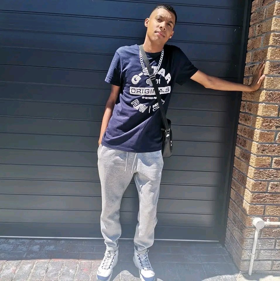 Discreet Bottom tweet media