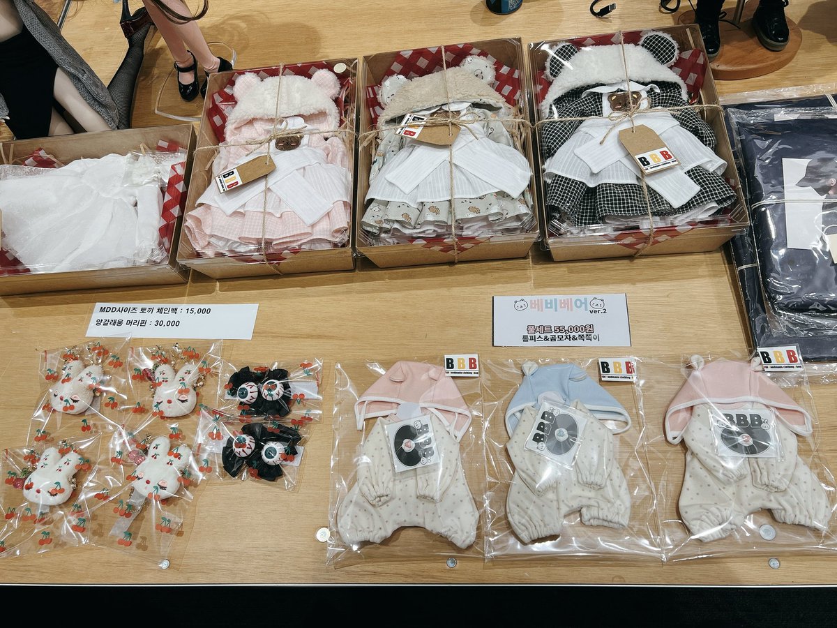 BBB_B2018's tweet photo. 아래 사진제외 모든물품 판매완료입니다
지금부터 아래 사진상의 물품들 온라인 판매도 가능합니다🙏🏻❤️

쪽쪽이는 노랑하늘만 남아있습니다 https://t.co/0I88BzPy4m