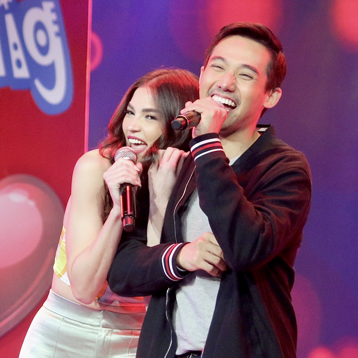 AllOutSundays7's tweet photo. Kilig na kilig dito sa Sing Kilig!
#AllOutSundays
#AOSSnatched https://t.co/trl7RwqFGp