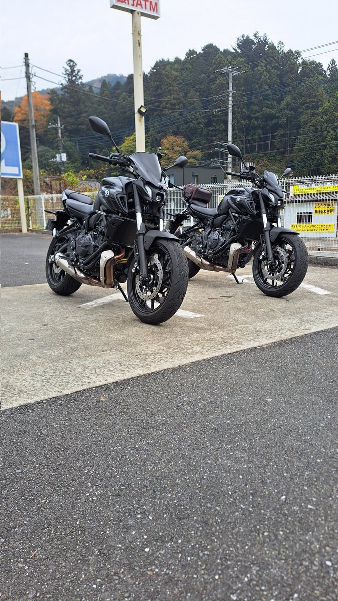 damako0531's tweet photo. 道中のコンビニ休憩中に
まさかの同年式・同色のMT-07と遭遇！

オーナーさんとも少し
お話させて頂いて楽しかった！

#YAMAHA #MT07 
#ROUTE299 https://t.co/zNBriht8gM