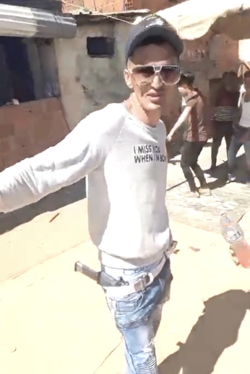 Alias"El Conejo"quien era el coordinador de la banda paramilitar q intentó hacer vida en Las Tejerías,tenía una ONG que operaba en la zona llamada"Pies Descalzos",para Supuestamente atender a la población de la zona.Hay una filial de esa ONG registrada en 1 distrito de New York🇺🇸