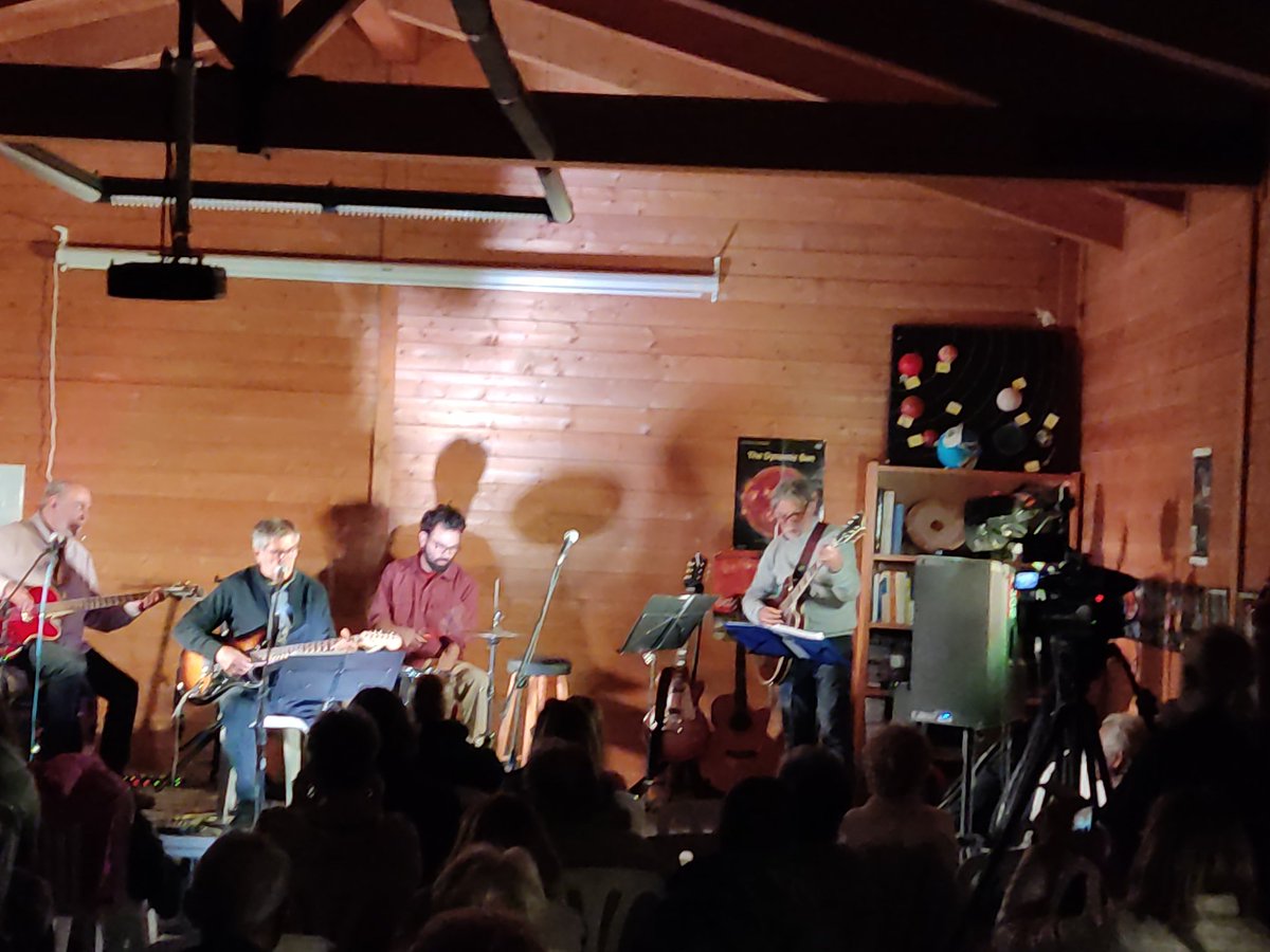 Aquest dissabte hem viscut la primera part del 2n memorial Antoni de Solà. 
La Carla, filla petita de l'Antoni, ha començat a obrir l'acte que ens ha portat a la xerrada amb molt de positivisme de Tomàs Molina al voltant del Canvi Climàtic. Acte seguit la música feta per gent...