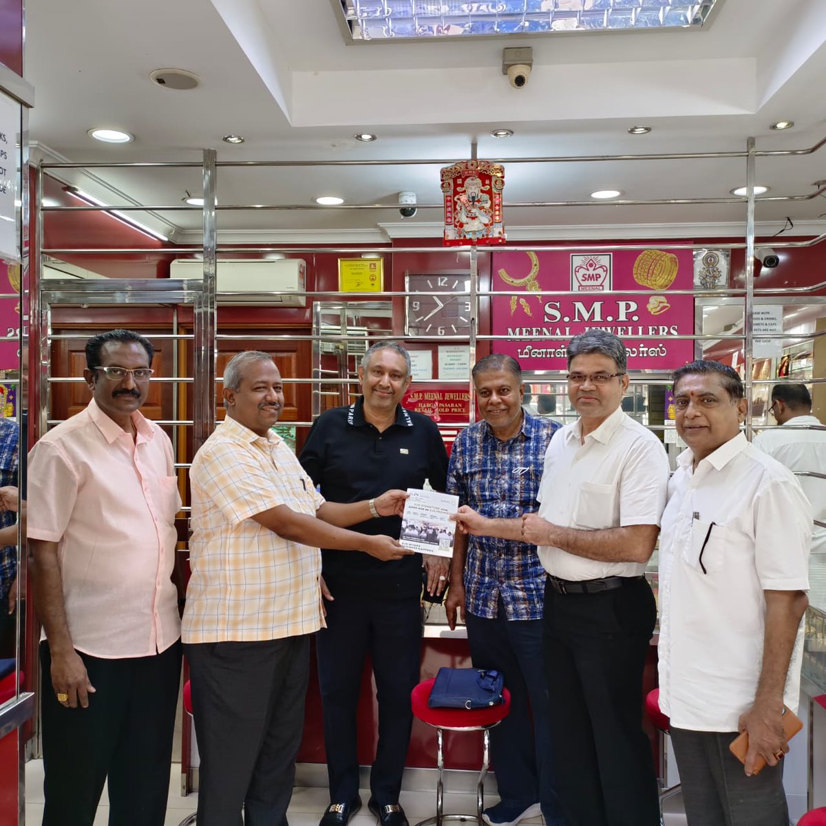 GJEPCIndia's tweet photo. The IIJS International Door-to-door promotion in Malaysia got a boost when  Dato. Mr. Abdul Razak &amp; Mr. Ibrahim of Little India Jewellers Kopatha joined the team inviting the jewellers in Malaysia to participate in this iconic show

#IIJS #InternationalExhibition #IIJSSignature https://t.co/zqQMLixlYw